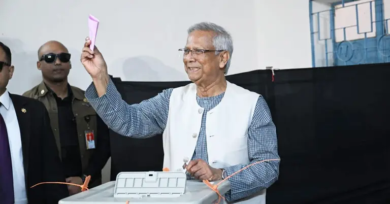 ব্যালট হাতে প্রধান উপদেষ্টা